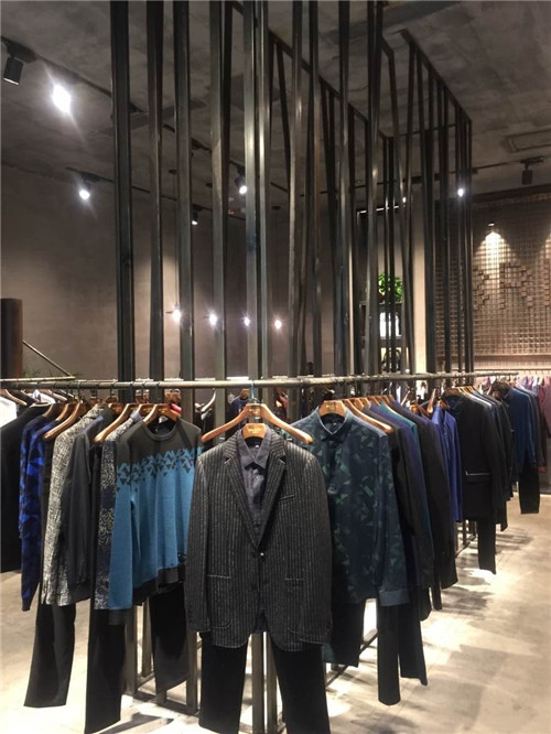 義烏萬(wàn)達(dá)廣場(chǎng)服裝展示架定制案例