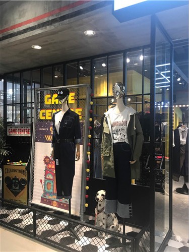 鐵藝服裝展示道具廠家